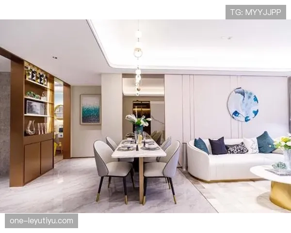 柳雅慧又在社媒上晾贵货，客厅像样板间但她说话还跟隔壁大妈一样